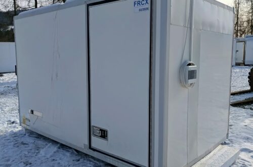 Komora chłodnicza izotermiczna zewnętrzna z agregatem chłodniczym stacjonarnym.